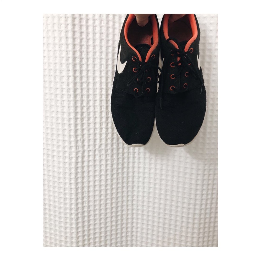 💕SALE! Nike Women’s Roshe Run Shoes
